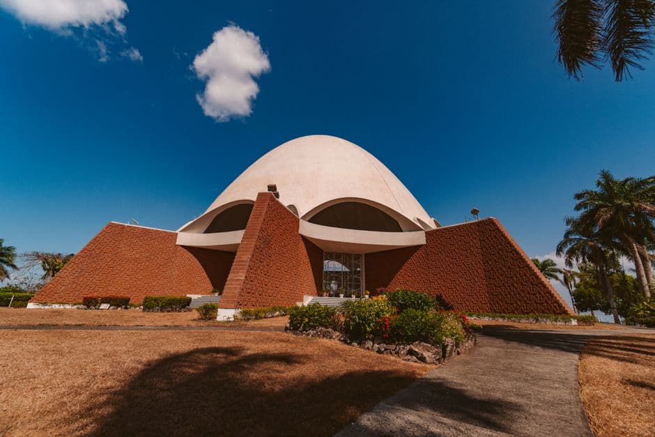 Edificio blanco con cúpula marrón, en el chat de La Paz Centro