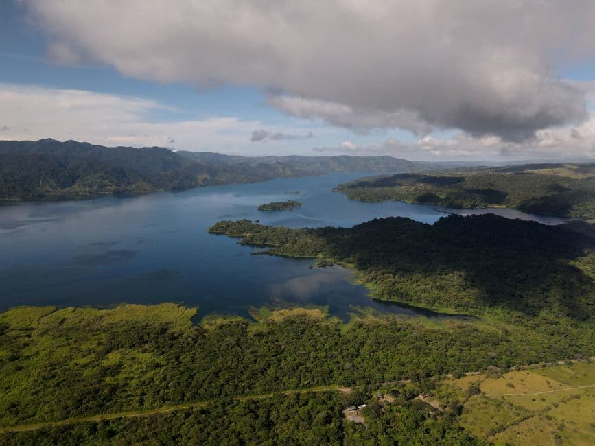 Vista aérea de un lago rodeado de verde en Costa Rica, en el chat de Las Horquetas