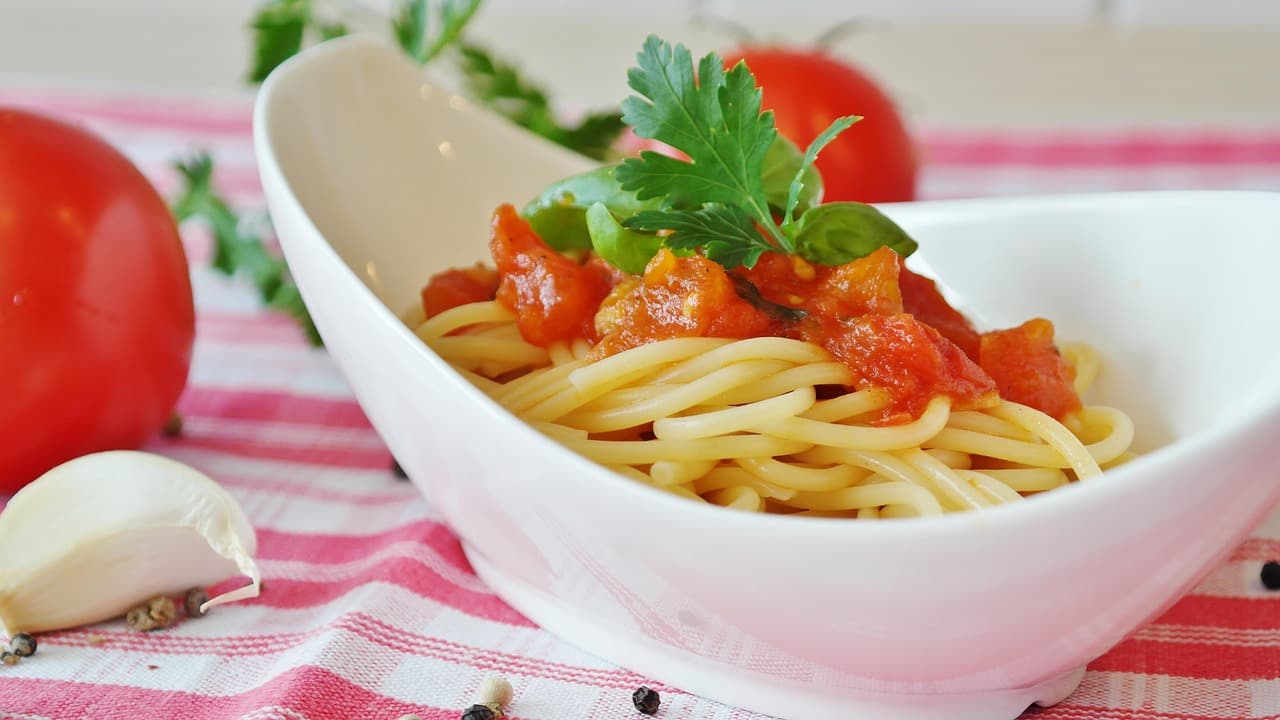 Plato de espaguetis con salsa de tomate, en el chat de El Sauce