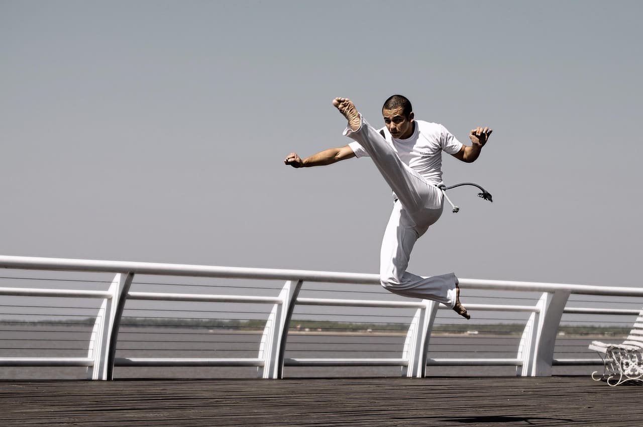 Jóvenes practicando capoeira, en el chat de Rosario de Lerma