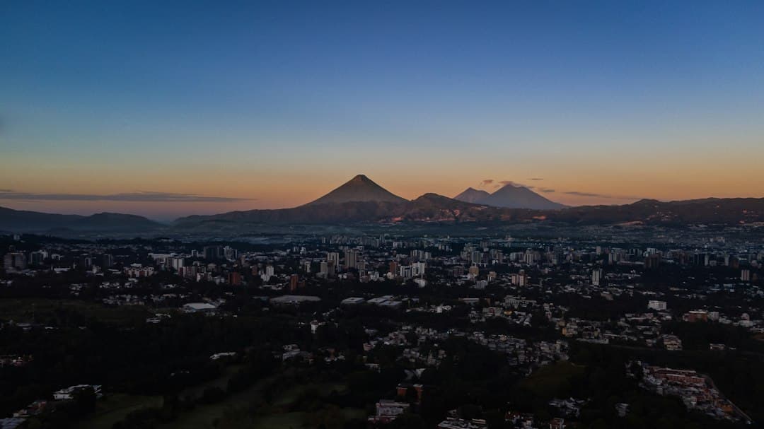 Ciudad y montaña cónica al fondo, en la sala de chat de Santa Bárbara