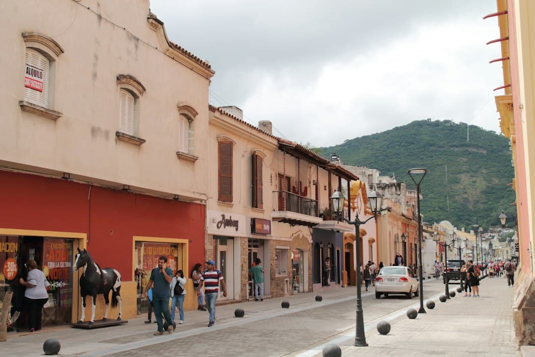 Estatua de un caballo en una calle, en el chat de Cinco Saltos