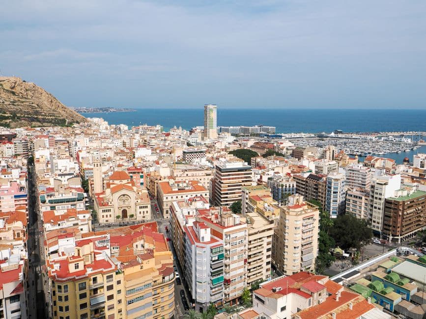 Costa de Alicante, ciudad en la sala de chat de Melilla