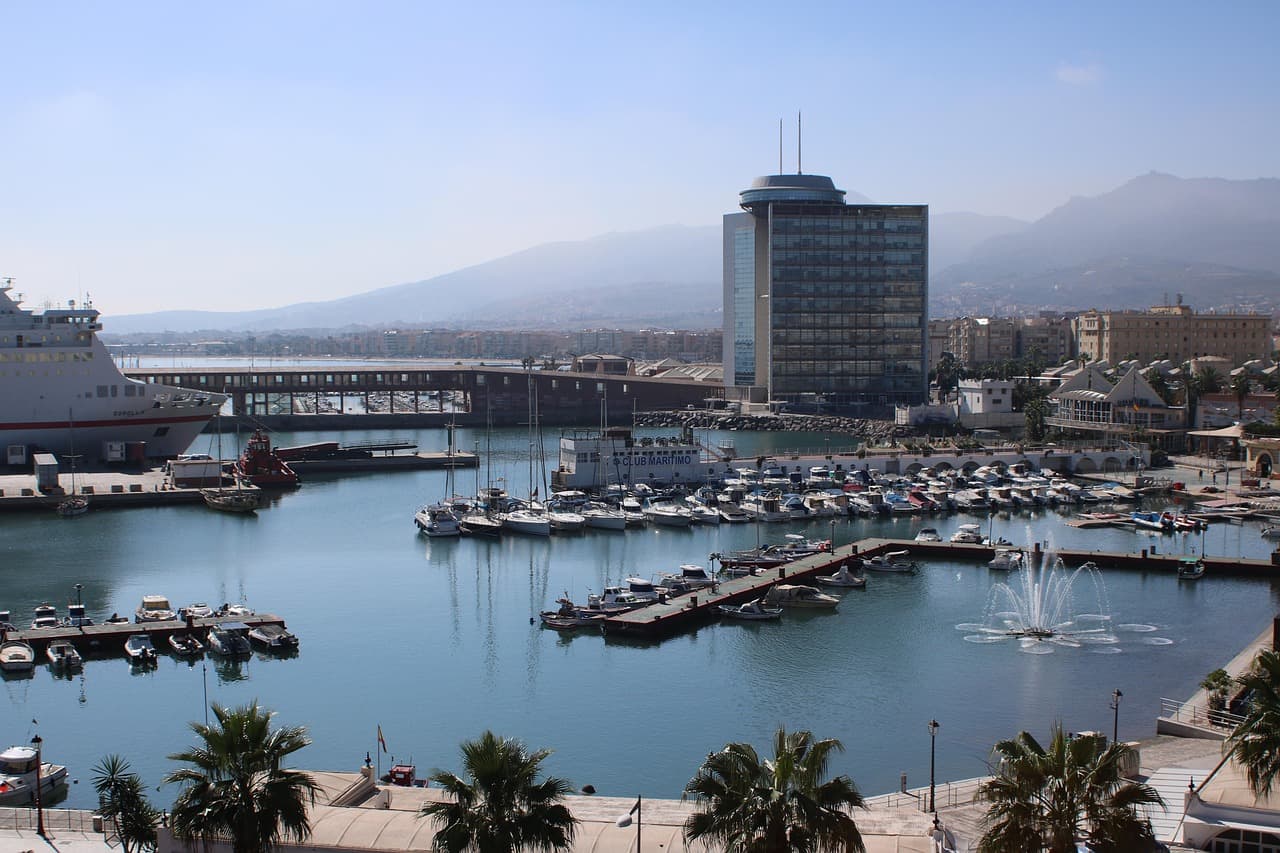 Puerto deportivo con embarcaciones junto a la costa, en el chat de Melilla