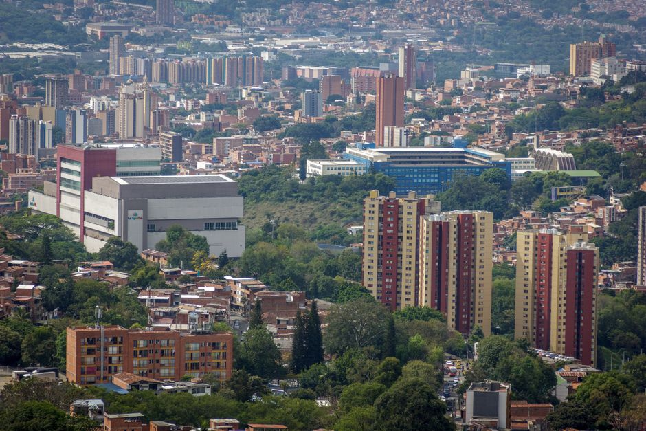 Edificios urbanos bajo el sol, en la sala de chat de Soacha