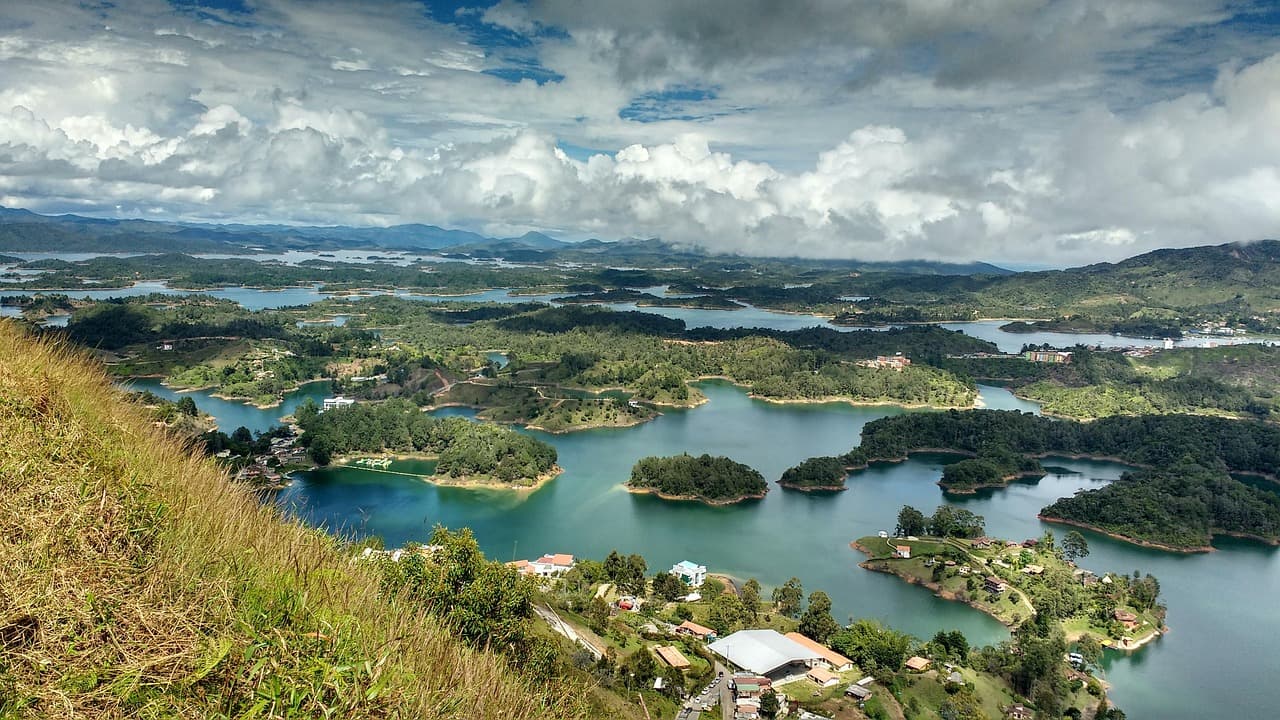 Panorámica de un paisaje natural con agua, en el chat de Bolívar