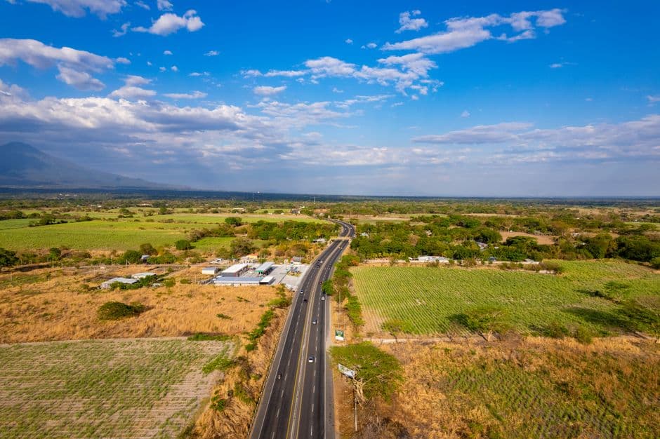 Vista aérea de una carretera en El Salvador, en el chat de Jujutla