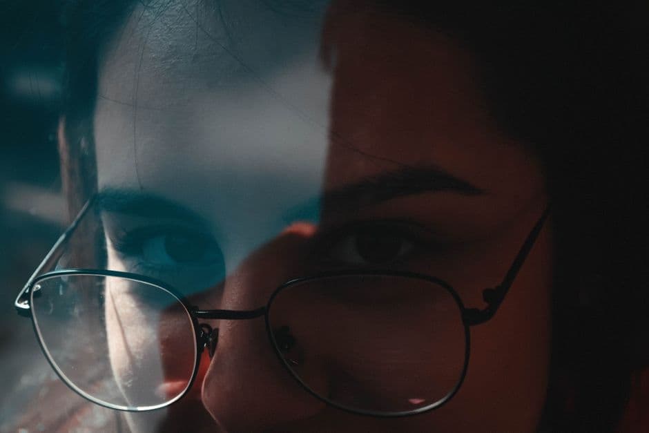 Primer plano de una mujer con gafas, en el chat de Ypacaraí