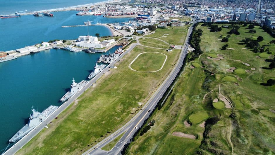Vista aérea de un club de golf junto al mar, en el chat de Pirané