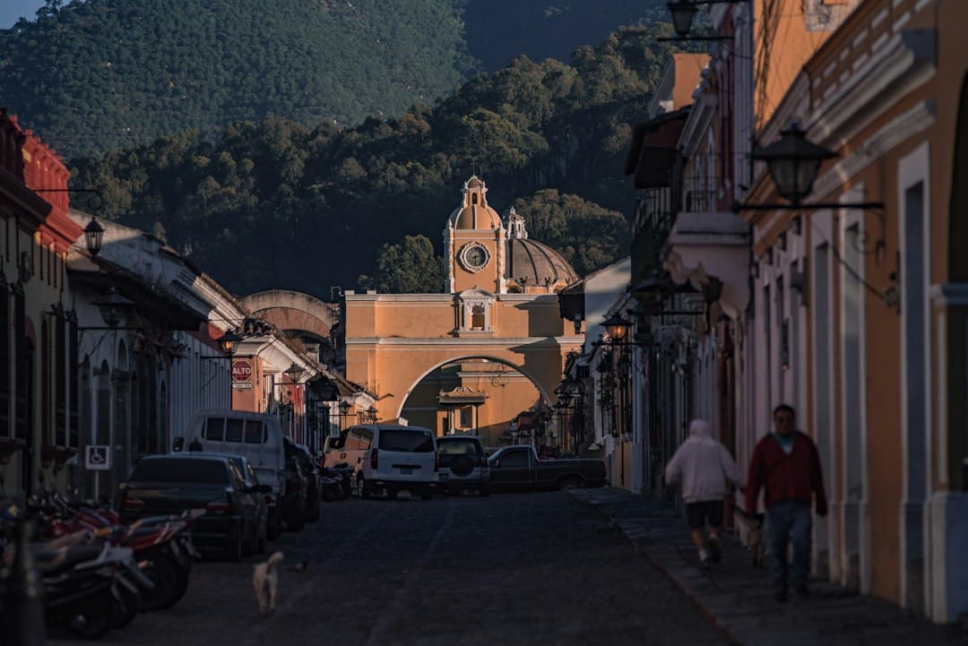 Gente caminando por una calle entre edificios durante el día, en el chat de Sipacapa