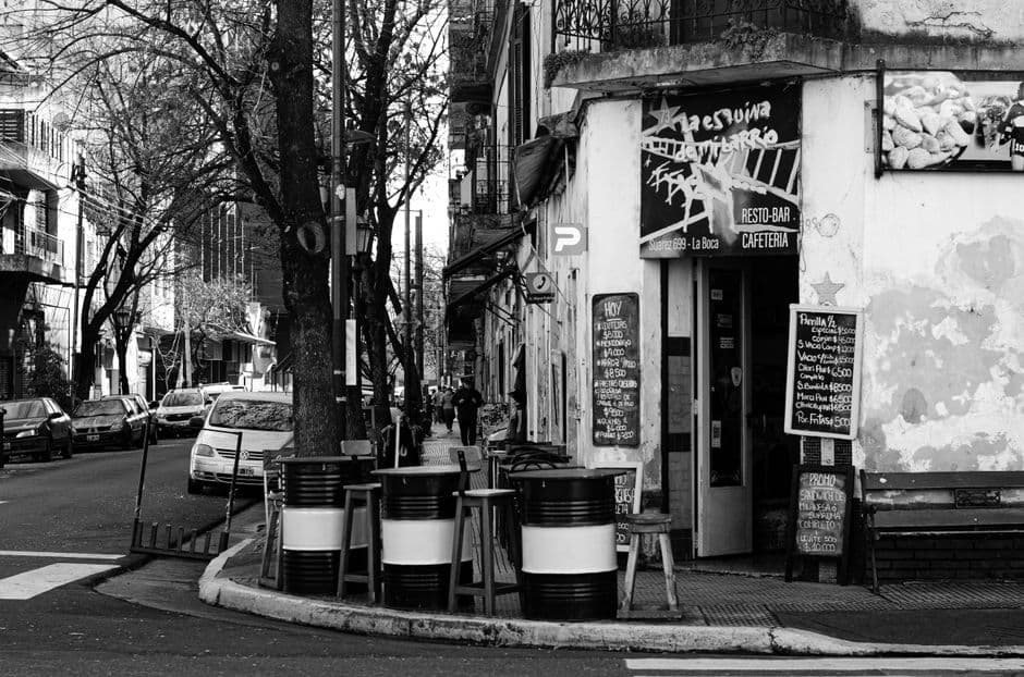 Calle urbana con una cafetería en blanco y negro, en el chat de Las Flores