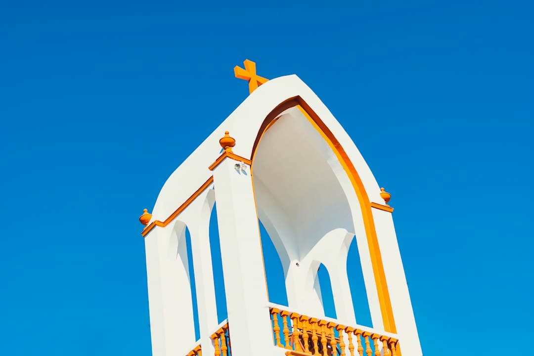 Edificio blanco y amarillo bajo el cielo azul, en el chat de Nueva Concepción