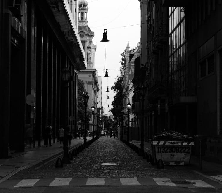 Escena urbana callejera en blanco y negro, en el chat de El Soberbio
