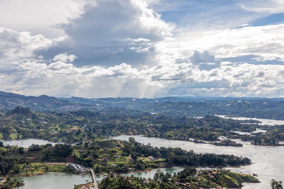 Valle verde con colinas y lagos bajo cielo azul, en la sala de chat de Bello