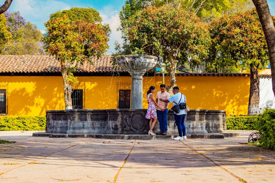 Gente reunida junto a una fuente en un parque colorido, en el chat de Oratorio