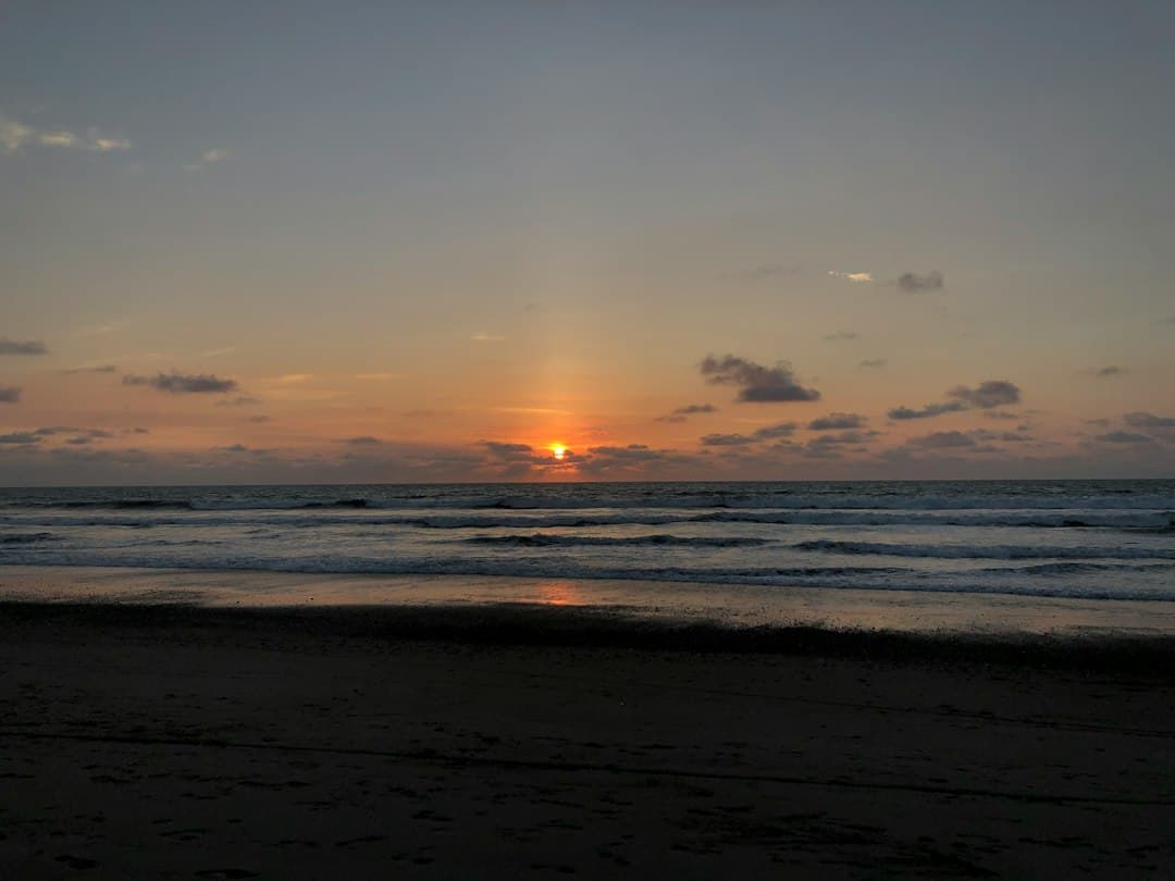 Olas rompiendo en la orilla al atardecer, en el chat de Pedernales