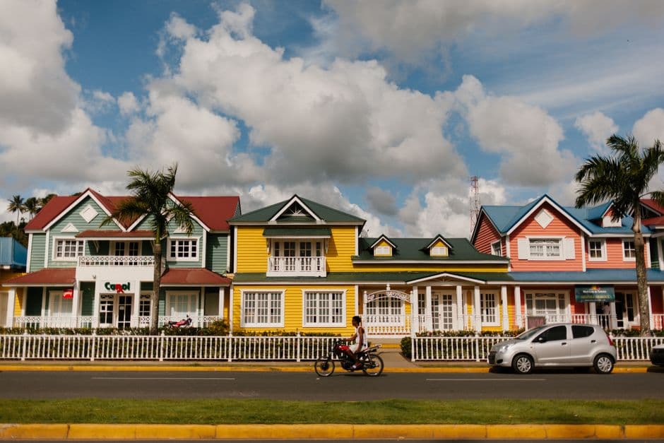 Casas de madera pintadas de colores, en el chat de Nizao