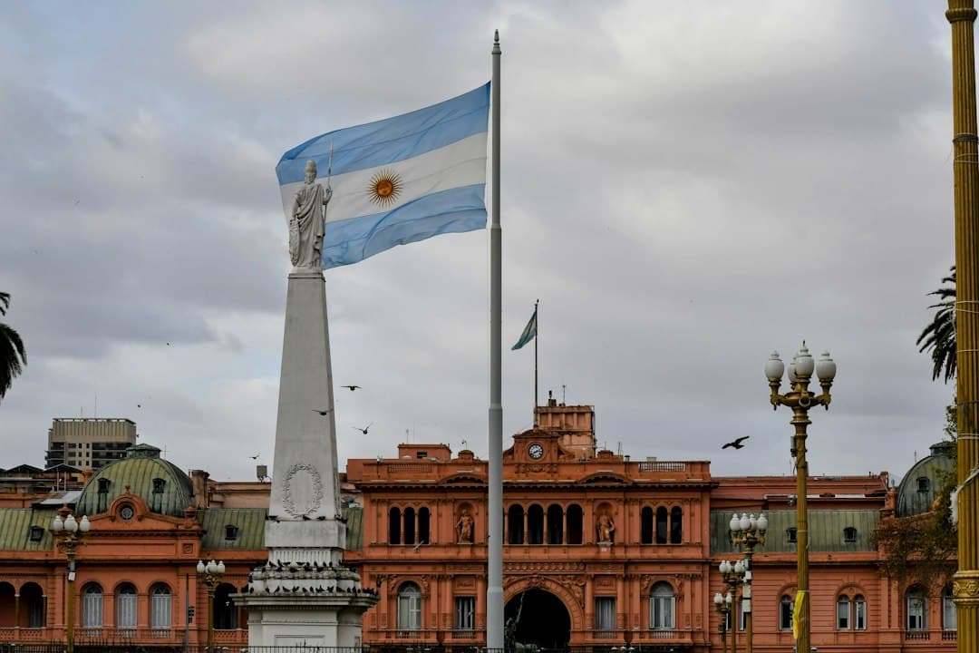 Bandera ondeando junto a un edificio destacado, en el chat de Salvador Mazza
