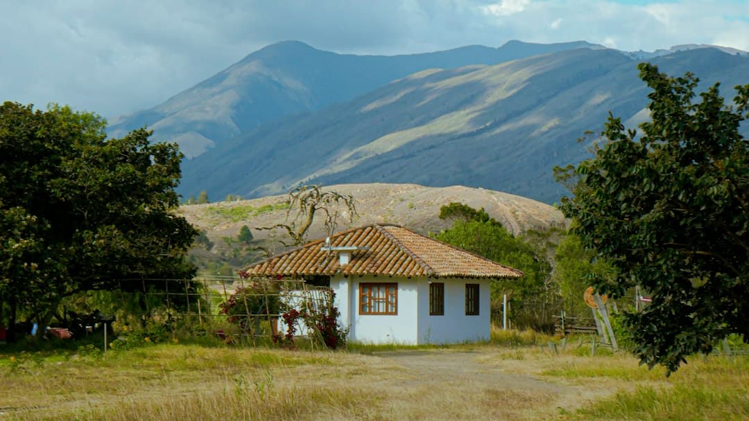 Casa blanca pequeña con montañas al fondo, en el chat de Puerto Colombia