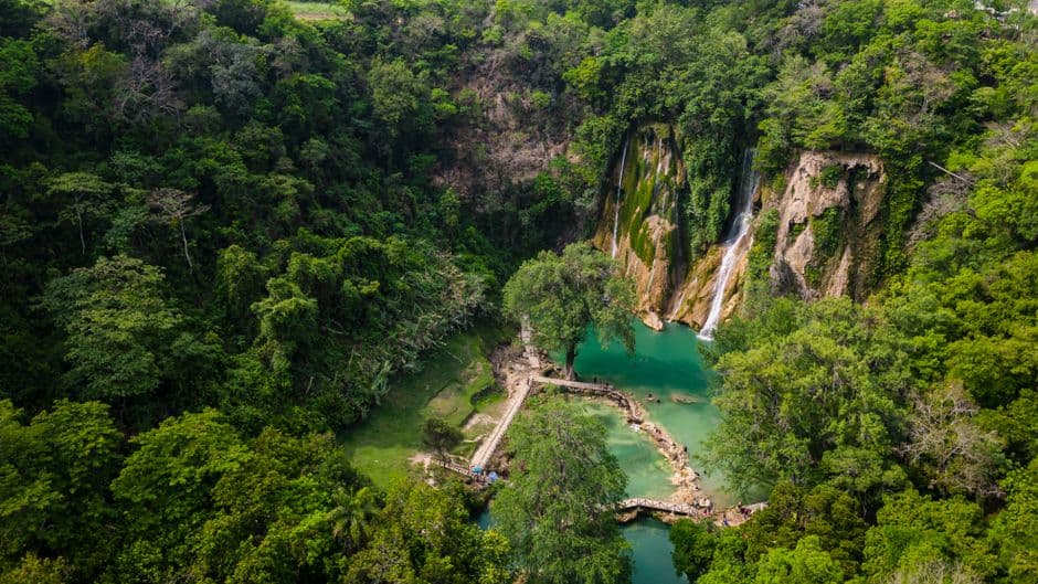 Cascada en el interior de un bosque espeso, en el chat de San Luis Jilotepeque