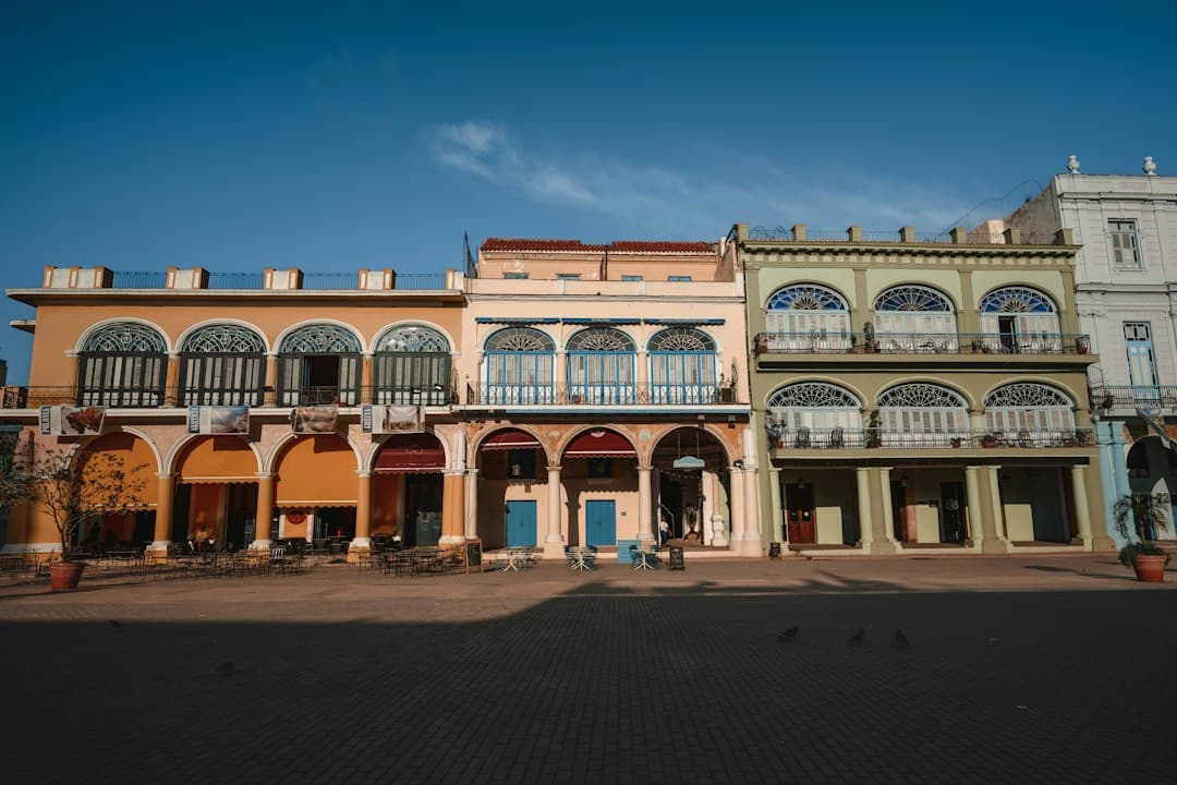Hilera de edificios con balcones, en el chat de Majagua