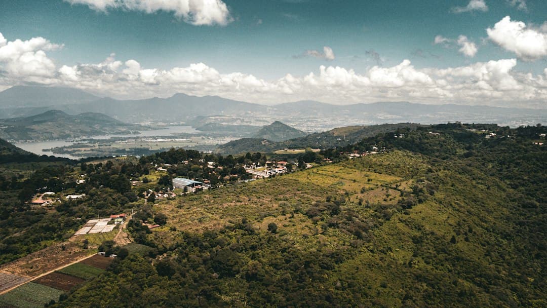Pueblo en una ladera junto a un lago y montañas, en el chat de Santa María Ixhuatán