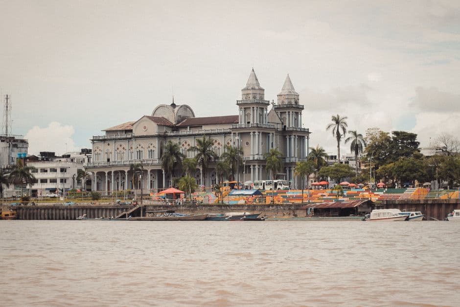 Iglesia cerca del río, en la sala de chat de Villavicencio