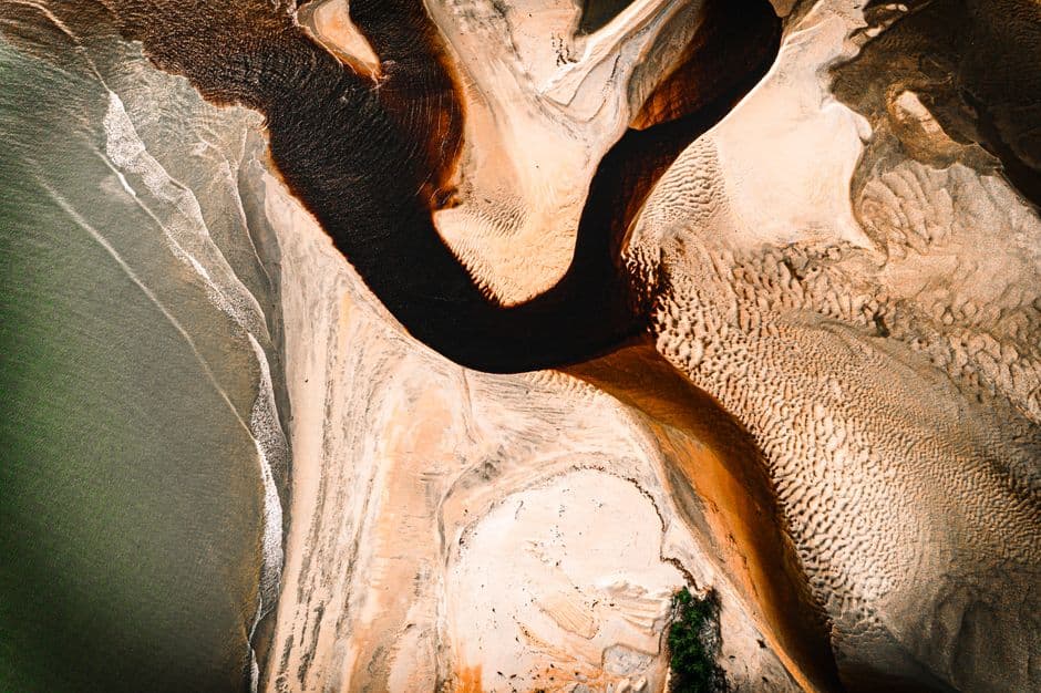 Vista aérea del delta de un río con dibujos en la arena, en el chat de Antonio Díaz
