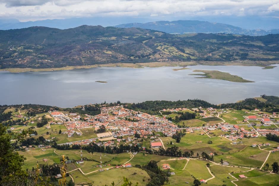 Montañas imponentes se alzan sobre el embalse Tomine, en la sala de chat de Ibagué