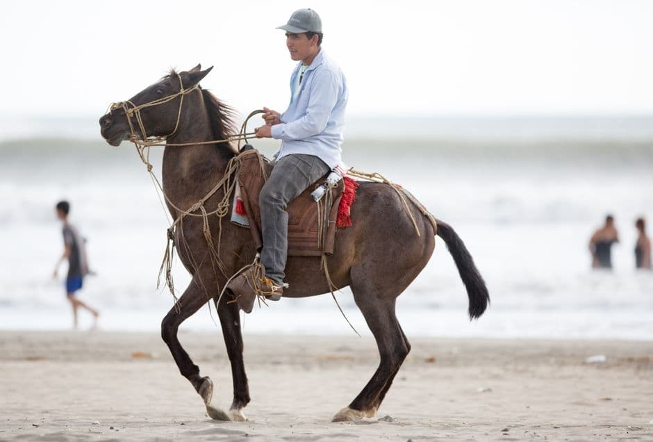 Hombre montando a caballo por una playa, en el chat de Quilalí