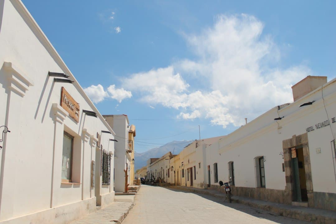 Calle con edificios a los lados, en el chat de Pérez