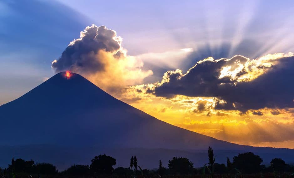 Silueta de un volcán activo, en el chat de Teustepe