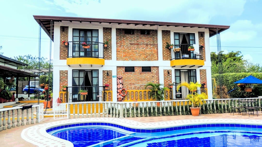 Edificio moderno con una piscina delante, en el chat de Buesaco