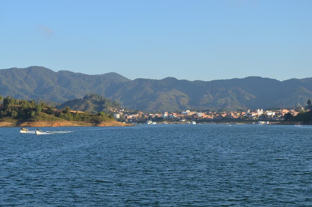 Lago rodeado de naturaleza verde en Colombia, en el chat de Santa Fe de Antioquia