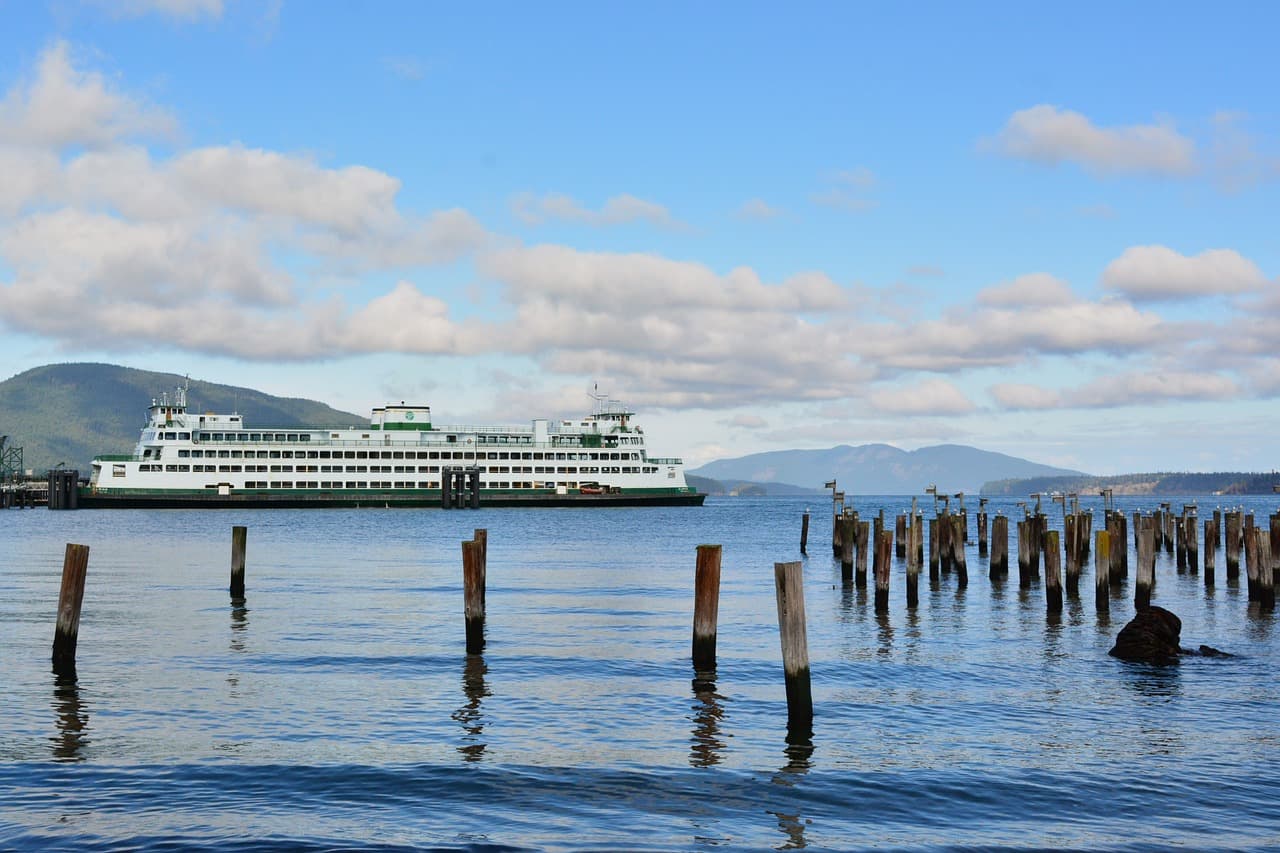 Ferry atracado entre pilastras sobre el océano cielo gris, en el chat de San Juan Atitán