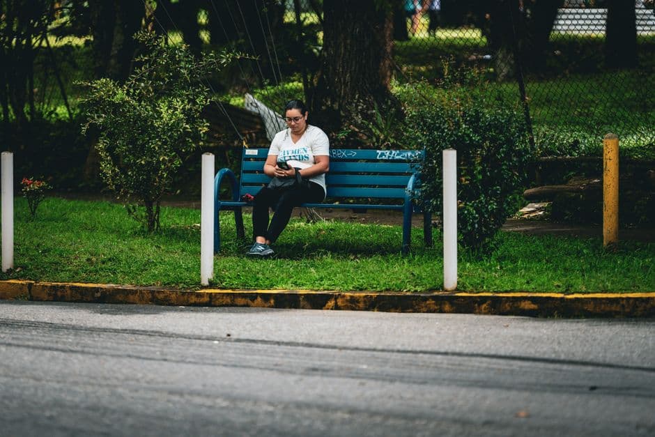 Mujer descansando en el banco de un parque, en el chat de San Juan