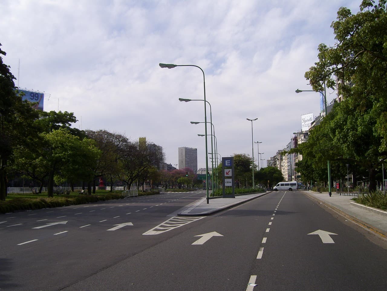 Calle urbana con edificios en Argentina, en el chat de Dolores
