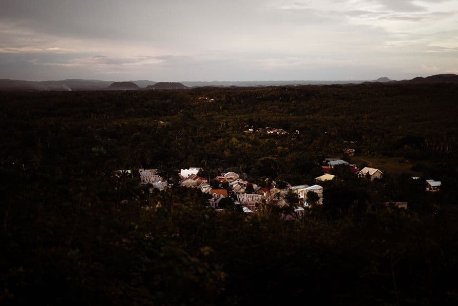 Vista aérea de un pueblo rodeado de árboles, en el chat de Comendador