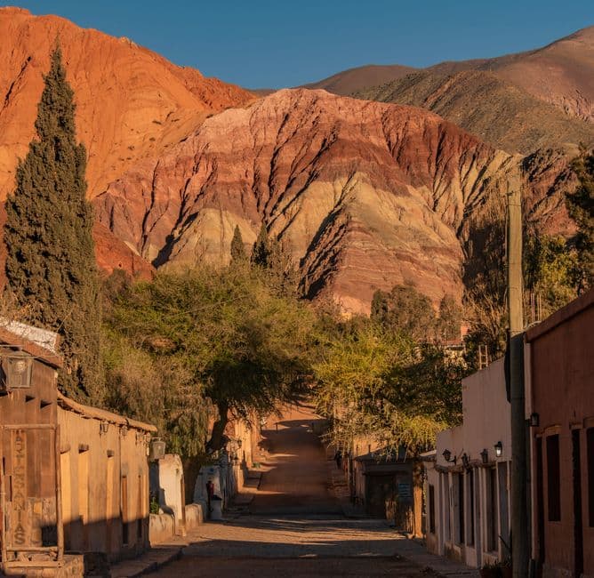 Carretera de pueblo que lleva a un cañón rocoso, en el chat de Malagueño