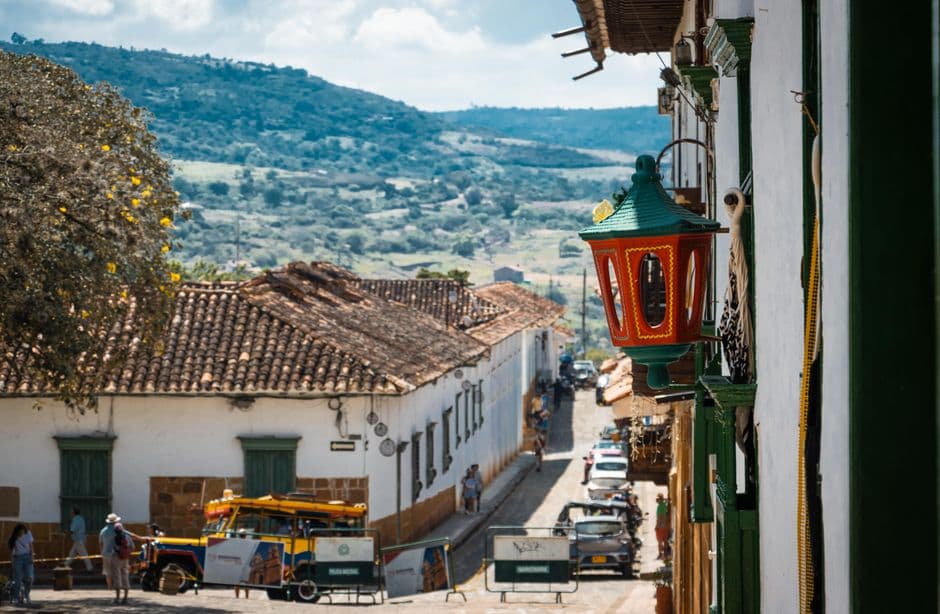 Calles empedradas y edificios antiguos, en la sala de chat de Neiva