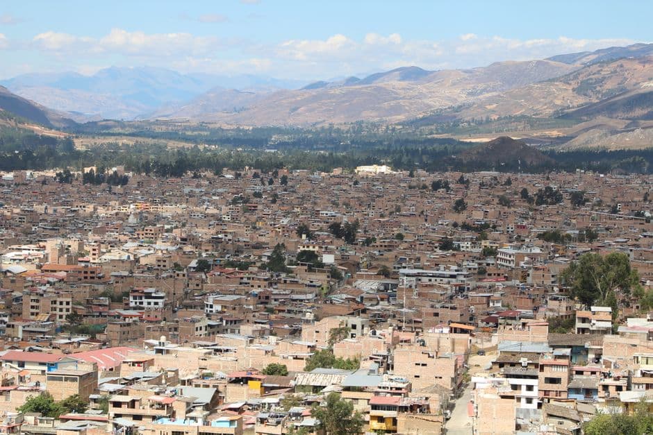 Ciudad con montañas al fondo, en el chat de Nueva Cajamarca