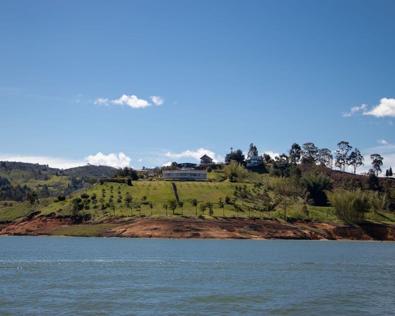 Lago rodeado de colinas verdes, en el chat de Nechí