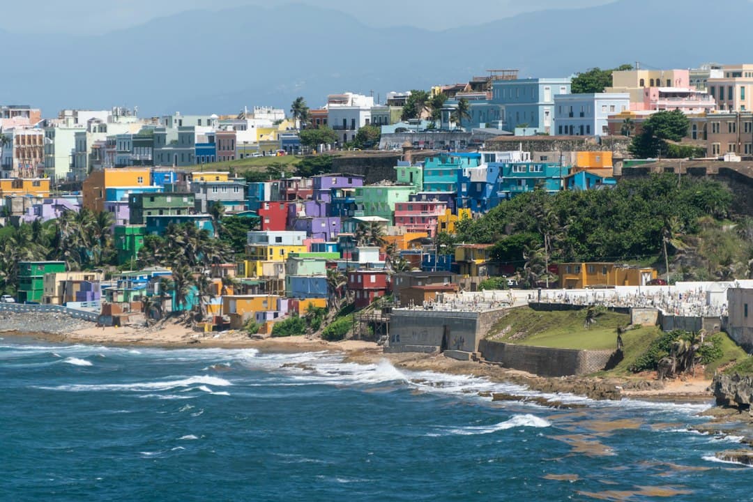 Agua junto a edificios de hormigón de día, en el chat de Salinas