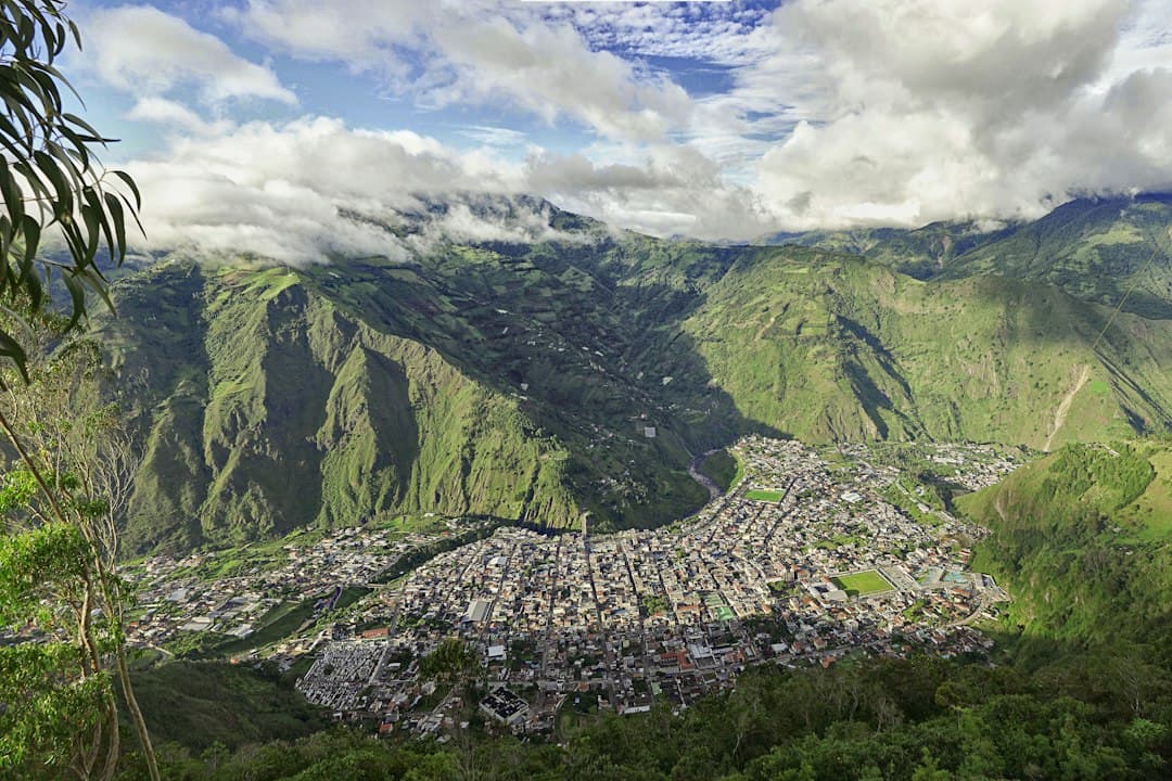 Montaña verde bajo nubes blancas de día, en el chat de Balao