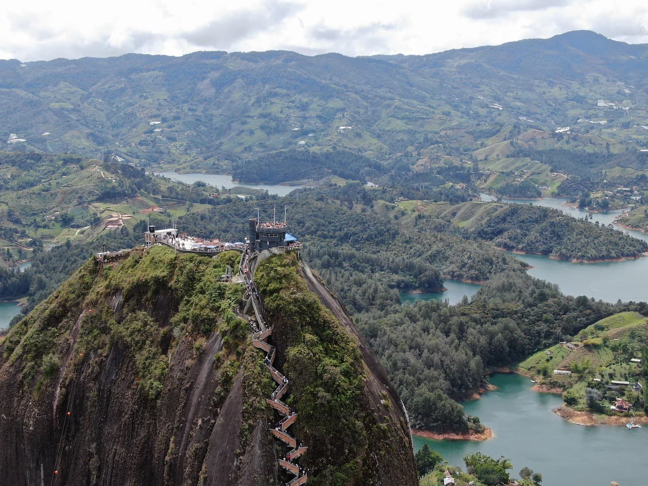 Escalinata de piedra en un lugar turístico de Colombia, en el chat de Yolombó
