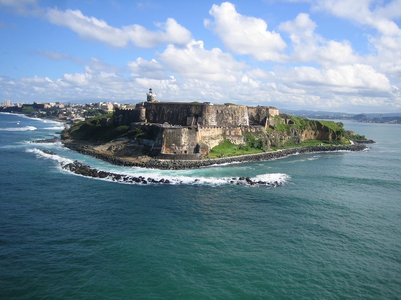 Vista del océano bajo el cielo azul de Puerto Rico, en el chat de Añasco