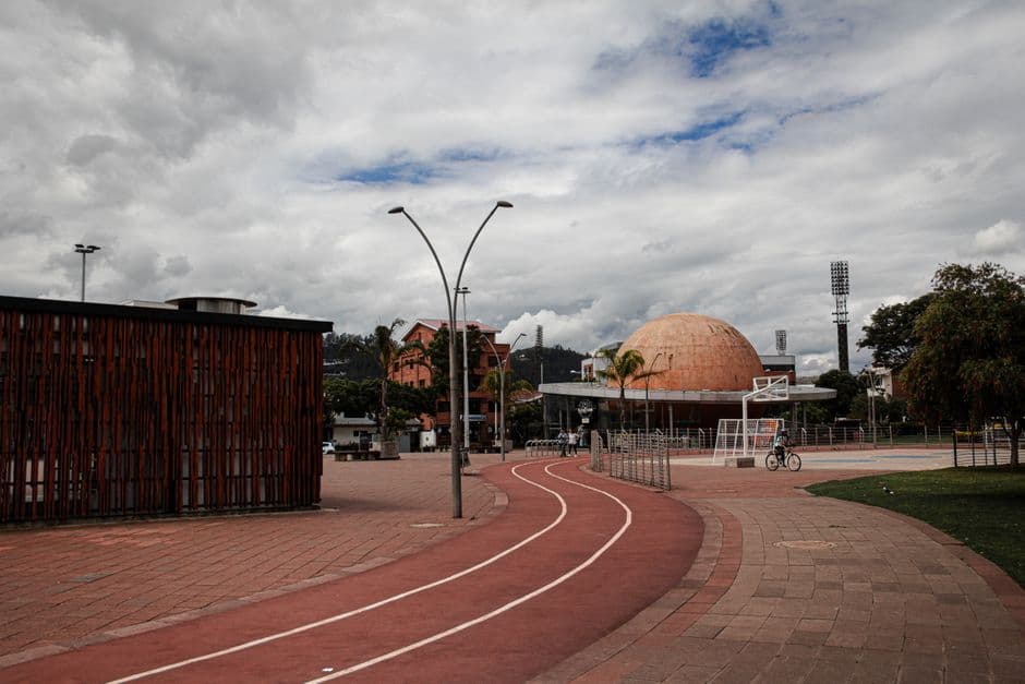 Edificios modernos de una ciudad de Ecuador, en el chat de Alfredo Baquerizo Moreno