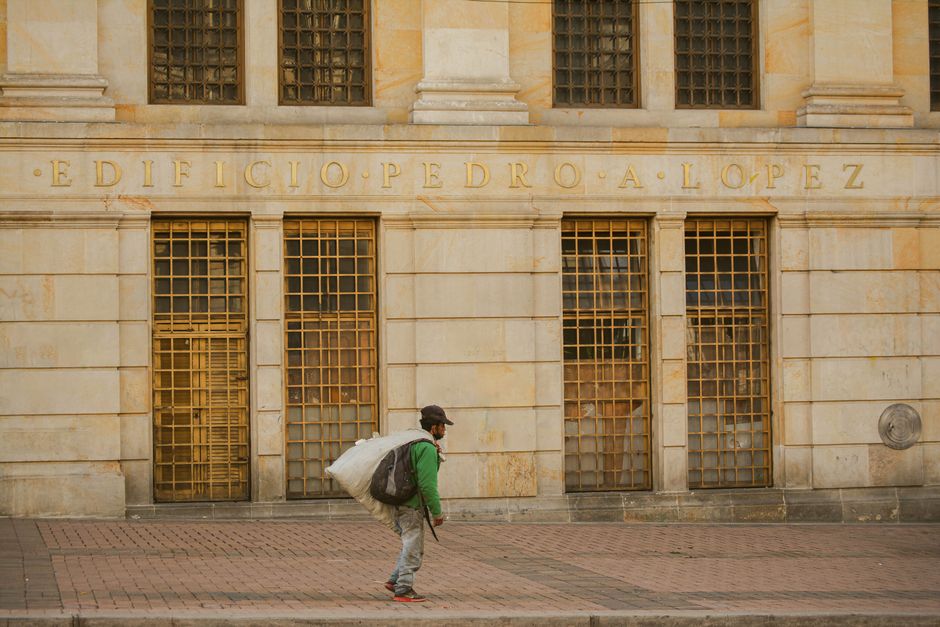 Hombre caminando cerca de un edificio, en la sala de chat de Popayán