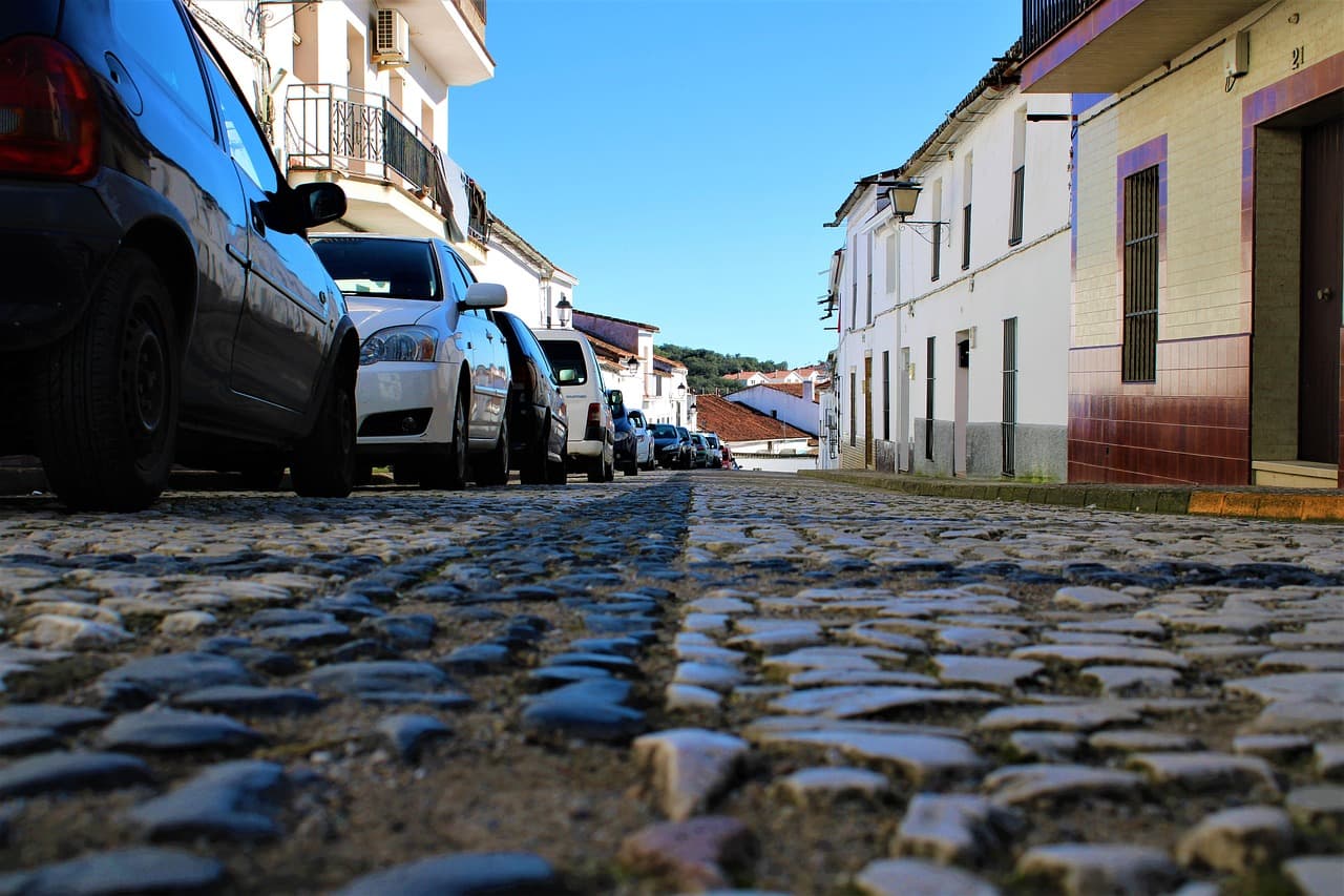 Calle de un pueblo con coches, en el chat de Andalucía