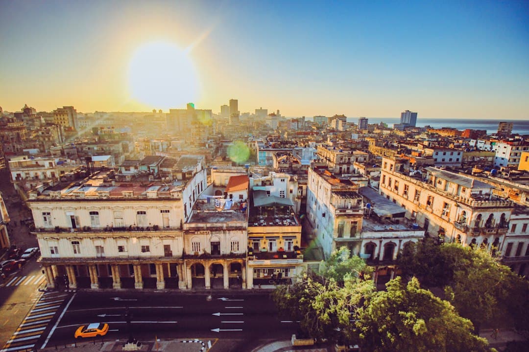 Edificios de hormigón marrones y blancos de día, en el chat de Limonar